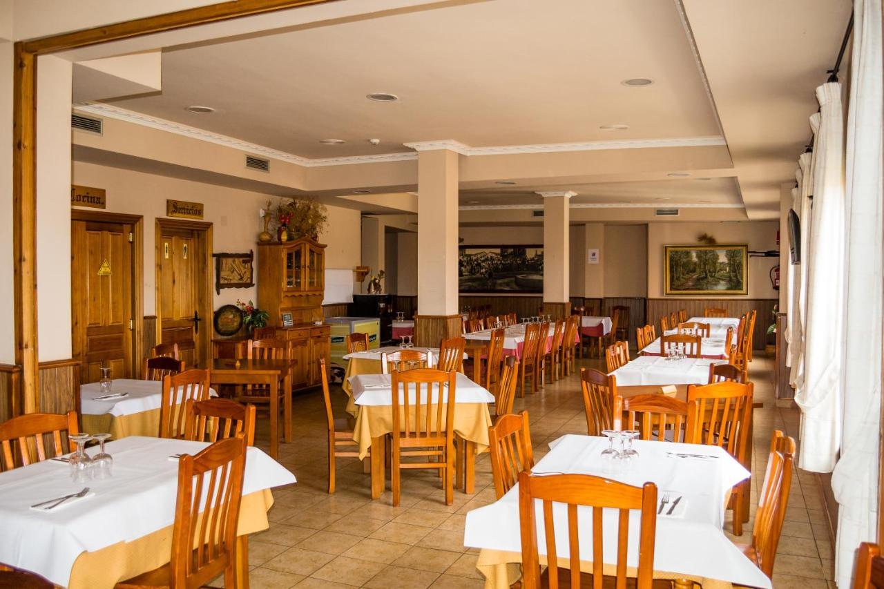 El Roble Hotel Restaurante Tabara Extérieur photo